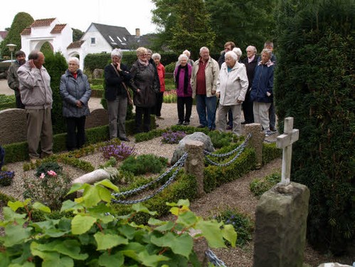 2013 Kirkegårdsvanding i Ellinge billedeserier_29.jpg